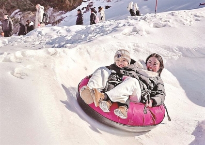 <br>          ■游客在秦皇岛老君顶景区体验雪圈<br><br>        