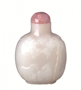 <br>          ▲浮雕松马白玉烟壶（清）<br><br>        