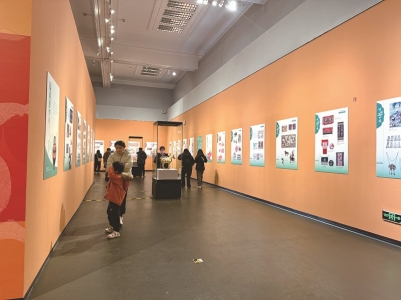 <br>          ■市民在河北博物院参观展览<br><br>        