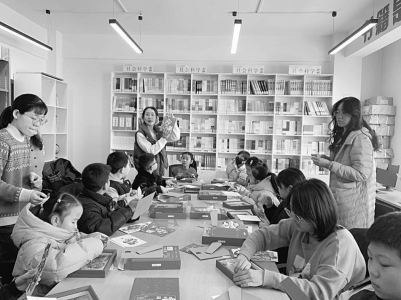 <br>          ■融华府社区的孩子们在做手工活动<br><br>        