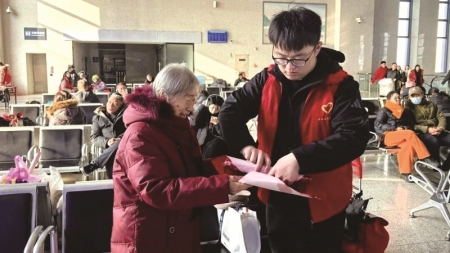 <br>          ■在唐山，青年志愿者为旅客送“福”字<br><br>        