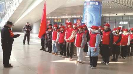 <br>          ■邯郸“邯小团”的青年志愿者在车站集合<br><br>        