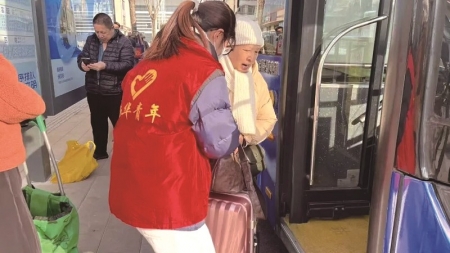 <br>          ■石家庄青年志愿者在为旅客提供服务<br><br>        