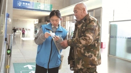 <br>          ■秦皇岛青年志愿者为旅客提供进站引导服务<br><br>        