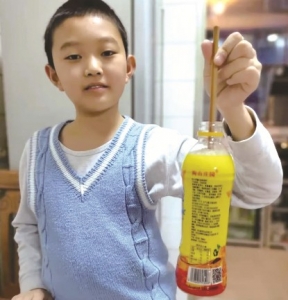 <br>          ■唐山市第四十九中学的学生在家进行“筷子提米”实验<br><br>        