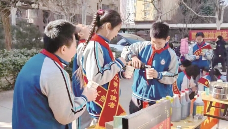 <br>          ■队员们品尝小米做成的小米醋<br><br>        