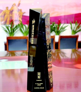 <br>          ■3位成员获得的冠军奖杯<br><br>        