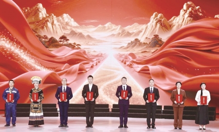 <br>          ■“闪亮的名字——最美高校毕业生发布仪式”现场■图片来源/央视网<br><br>        