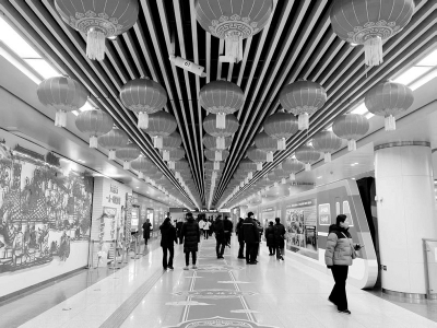 <br> ■<br>地铁号线新百广场站里的年味装饰<br><br>