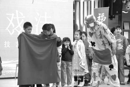 <br>          ■小读者在石家庄书城体验魔术表演<br><br>        