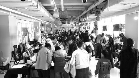 <br>          ■读者在石家庄新汇文·文化创意体验中心沉浸式体验各种项目<br><br>        