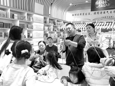 <br>          ■雄安新区新华书店容东门店内，读者在学习草编技艺<br>■供图/雄安新区新华书店容东门店<br><br>        