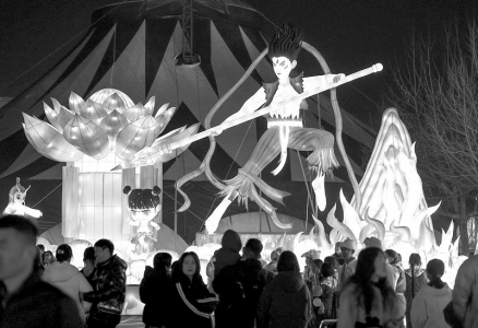 <br>          ■2月13日，游客在石家庄市抱犊寨景区观赏花灯<br><br>        