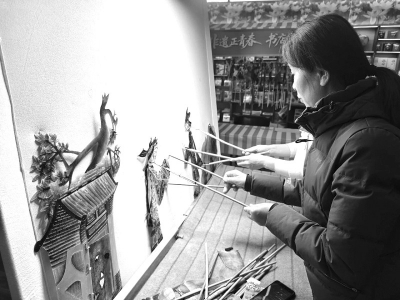 <br>          ■读者在保定图书大厦体验皮影戏操作<br>■供图/保定图书大厦<br><br>        