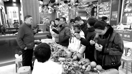 <br>          ■读者在石家庄书城非遗市集挑选手工艺品<br><br>        