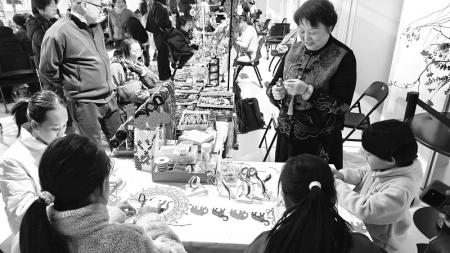 <br>          ■读者在新汇文非遗市集体验区参与手工制作<br><br>        