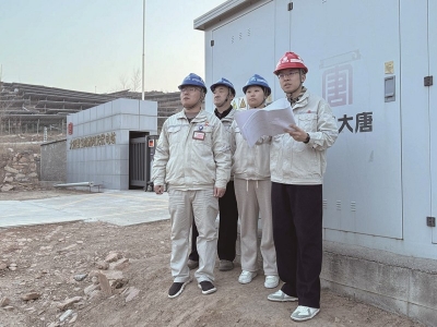 <br>          ■陈晓帆﹙右一﹚与团队成员在光伏升压站现场<br><br>        