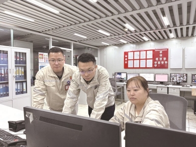 <br>          ■陈晓帆（中）与团队研究500千伏线路集成方案<br><br>        