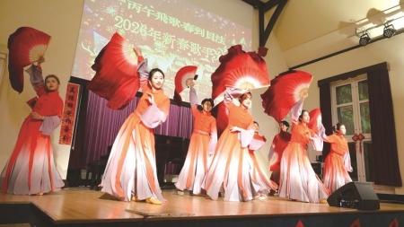 <br>          ■海棠艺术团参演《一条大河》■供图/燕京理工学院<br><br>        