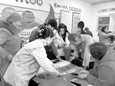 <br>          ■怀来县志愿者向老人赠送春联、福字<br><br>        