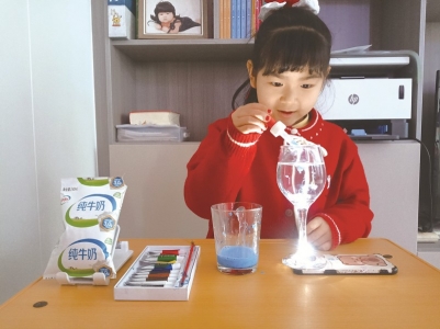 <br>          ■唐山市路北区娘娘庙小学二年级学生赵艺婷在“家庭实验室”中做“会跳舞的牛奶”实验<br><br>        