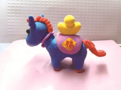 <br>          ■唐山市丰南区胥各庄小学四年级学生肖懿恒用黏土制作的作品《福运飞翼小马》<br><br>        