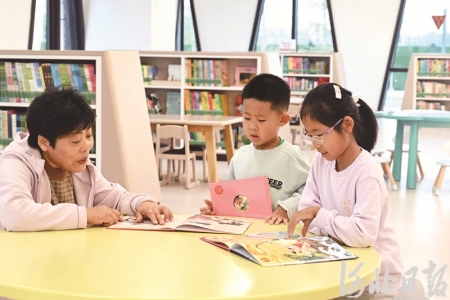 <br>          ■家长带着孩子在雄安图书馆幼儿阅览区享受阅读的乐趣<br><br>        