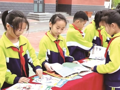 <br>          ■<br>学生们在读书<br><br>        