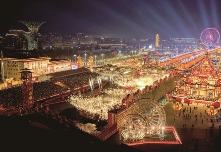 <br>          ■2月 20日，民间艺人在唐山市丰南区河头老街为游客表演“打树花”（无人机照片）<br><br>        