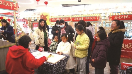 <br>          ■保定图书大厦糖画展位围满了读者<br><br>        