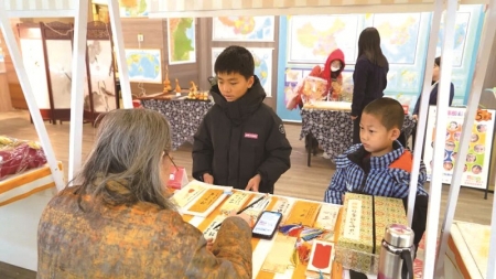 <br>          ■小读者在朱砂画展位等心仪的作品<br><br>        