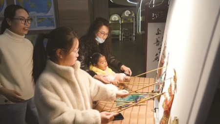 <br>          ■读者在皮影戏展位参与体验<br><br>        