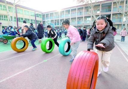 <br>          ■2025年 12月30日，在石家庄市西里小学，学生进行滚轮胎比赛（资料图片）<br><br>        