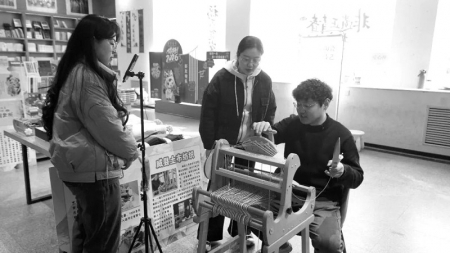<br>          ■“95后”李先生在体验操作织布机<br><br>        