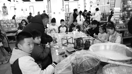 <br>          ■廊坊中心书城内，小读者在老师的带领下捏面塑■供图/廊坊中心书城<br><br>        