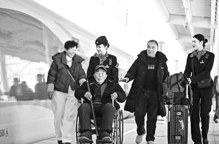 <br>          ■2月14日，在河南兰考南站，旅客程先生（右二）带着爱人、老父亲准备乘坐列车赶赴北京，与孩子团聚■供图/新华社<br><br>        