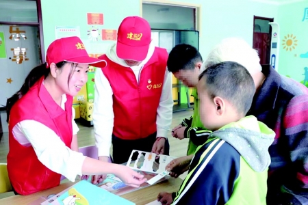 <br>          ■<br>青年志愿者在特教学校开展志愿服务<br><br>        