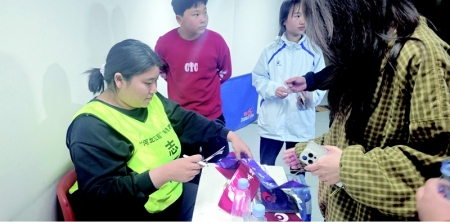 <br>          ■志愿者耐心细致地为观众提供服务<br><br>        