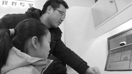 <br>          ■志愿者用智能学习设备辅导学生<br><br>        