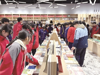 <br>          ■学生在书店选购图书<br><br>        