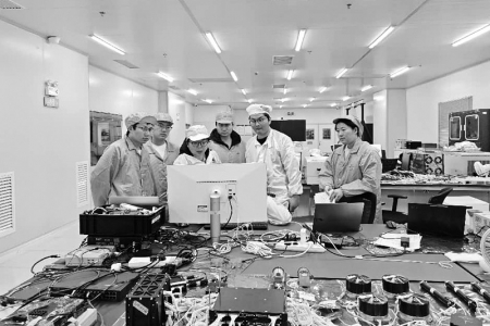 <br>          ■2025年12月30日，河北师范大学天格团队成员在长沙天仪空间科技研究院校准天格卫星平台指令集<br><br>        