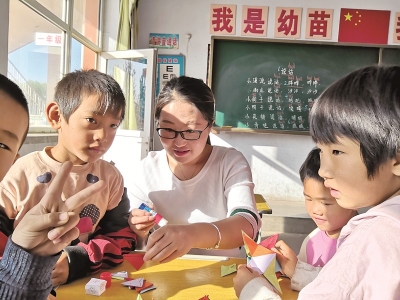 <br>          ■杨晓帅﹙左二﹚和学生一起做手工<br><br>        