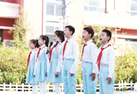 <br>          ■沧州市上海路小学学生在国旗下演讲 ■供图/夏琳<br><br>        