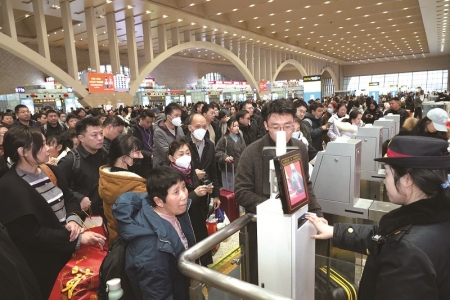 <br>          ■春运客流高峰时段，石家庄站的旅客在有序检票进站 ■供图/石家庄站<br><br>        