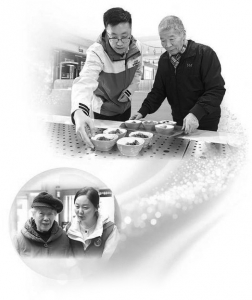 <br>          ■杨俊哲（左）帮老人选择菜品<br><br>        