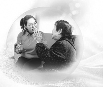 <br>          ■汪熹微（左）和老人拍手互动<br><br>        