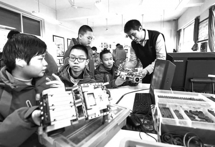 <br>          ■石家庄市第八十一中学“机器人与人工智能”校本课上，老师指导学生进行机器人小车调试■摄/石家庄日报记者张晓峰<br><br>        