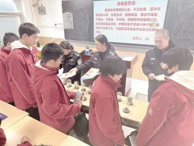 <br>          ■民警现场发放禁戒毒宣传手册、宣传海报等资料<br><br>        