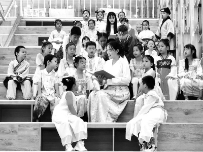 <br>          ■石家庄市柏林庄学校师生在崭新漂亮的图书馆一起共诵经典诗词，感受传统文化魅力（资料图片）■摄/石家庄日报记者董永博<br><br>        