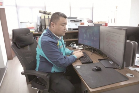 <br>          ■<br>吴彬紧盯屏幕数据，研判系统性能<br><br>        